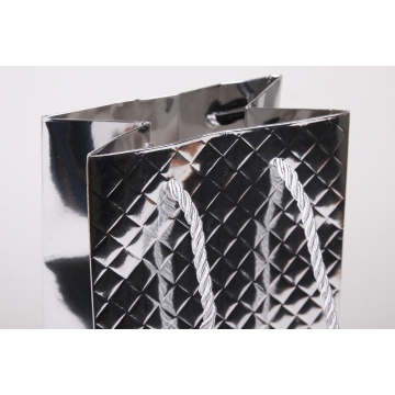 Papírová taška na jednu láhev vína s textilními točenými uchy, ideální pro dárkové balení.