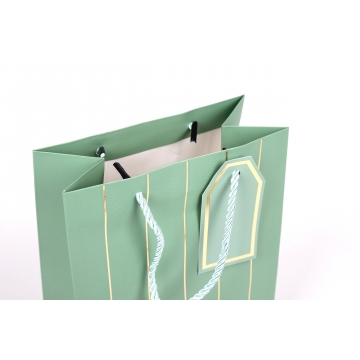 Elegantní dárková papírová taška zelená se zlatým proužkem | WrapCo