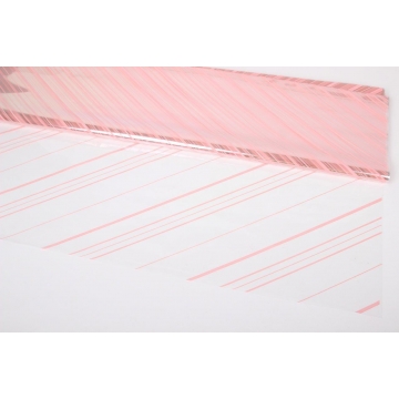 Dekorový celofán na archu s jemnými diagonálními růžovými proužky na průhledném podkladu, tloušťka 30 mikronů.
