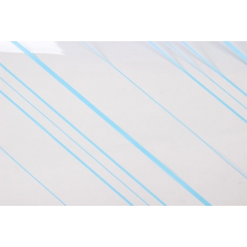 Transparentní celulózový celofán na roli dekor modré pruhy, 30 mikronů.